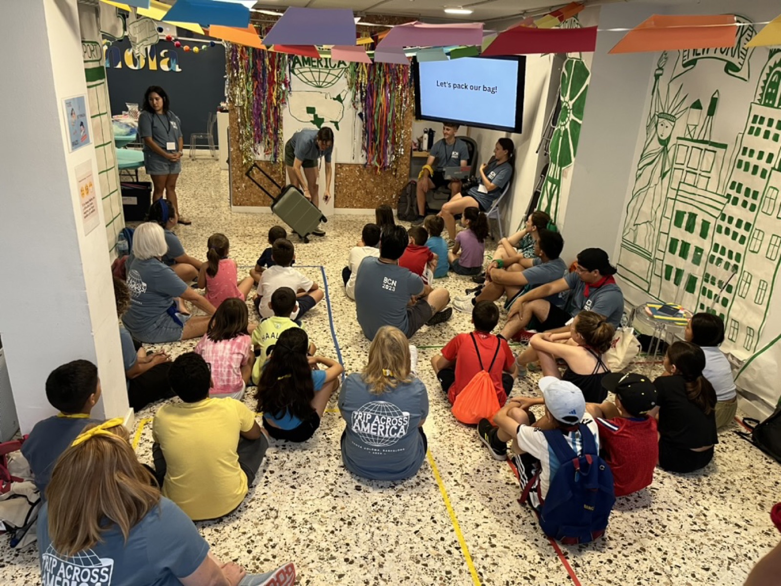 Estudiantes participando en una actividad del campamento de inglés