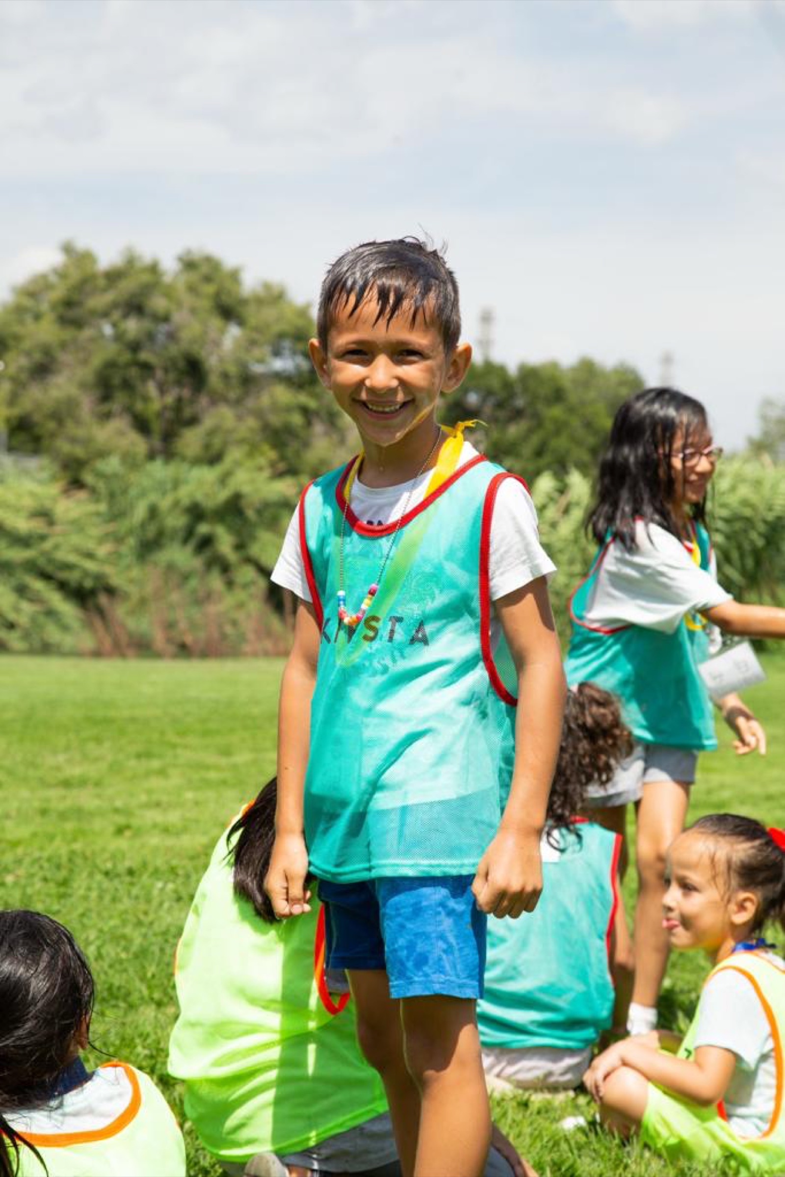 Niños disfrutando de actividades al aire libre en el campamento de inglés