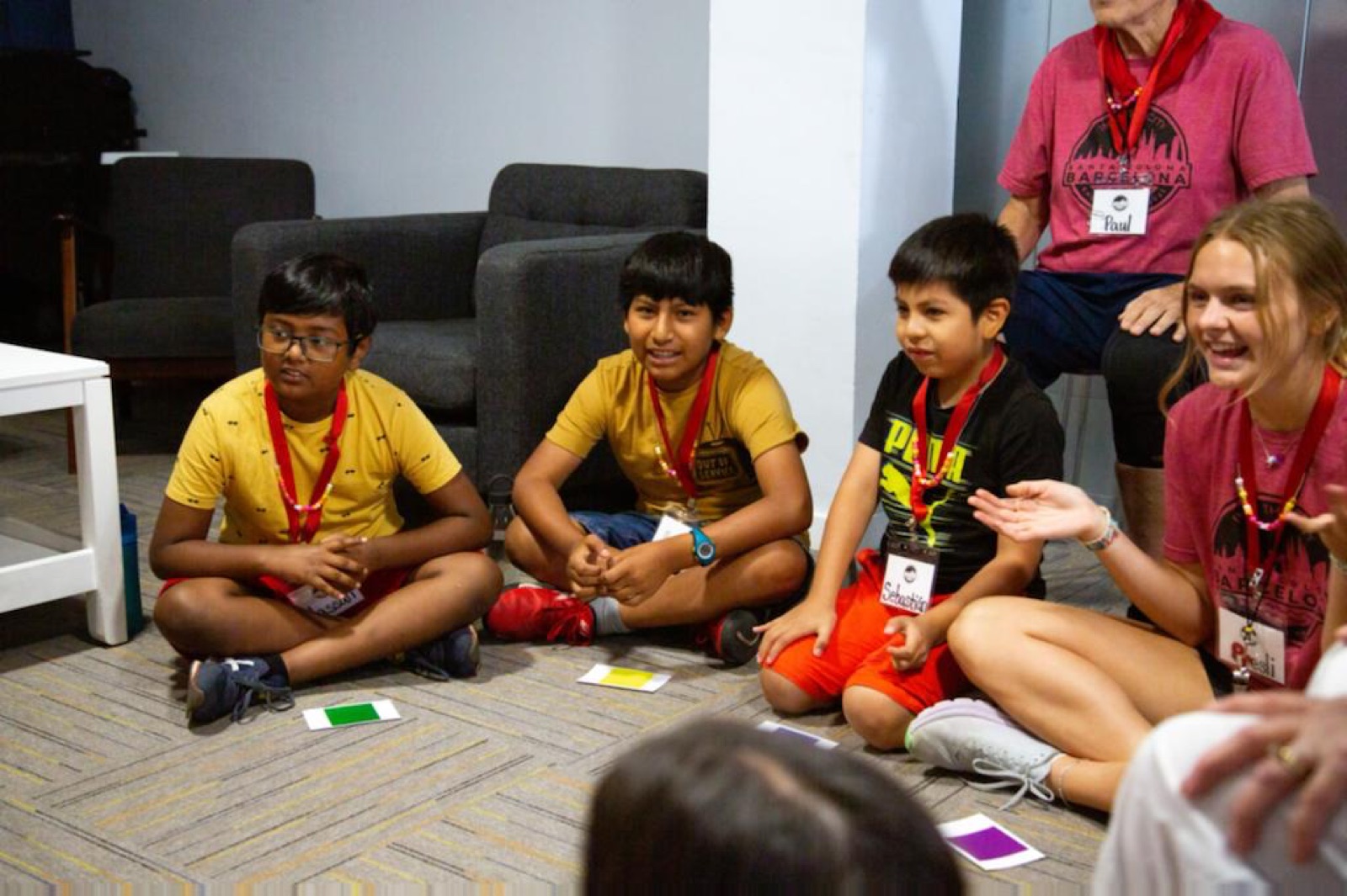 Estudiantes de secundaria participando en actividades de clase