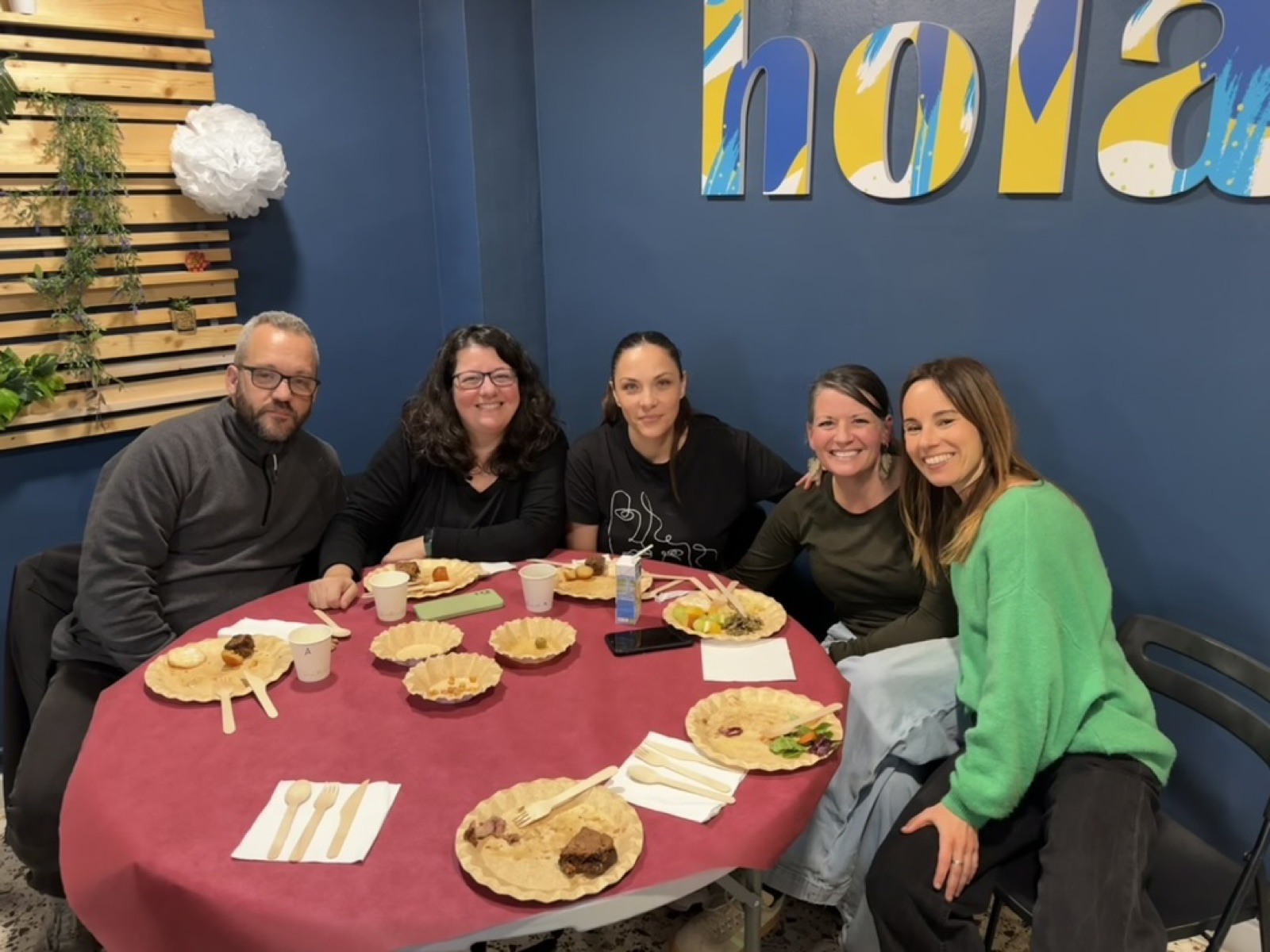 Personas adultas compartiendo en comunidad