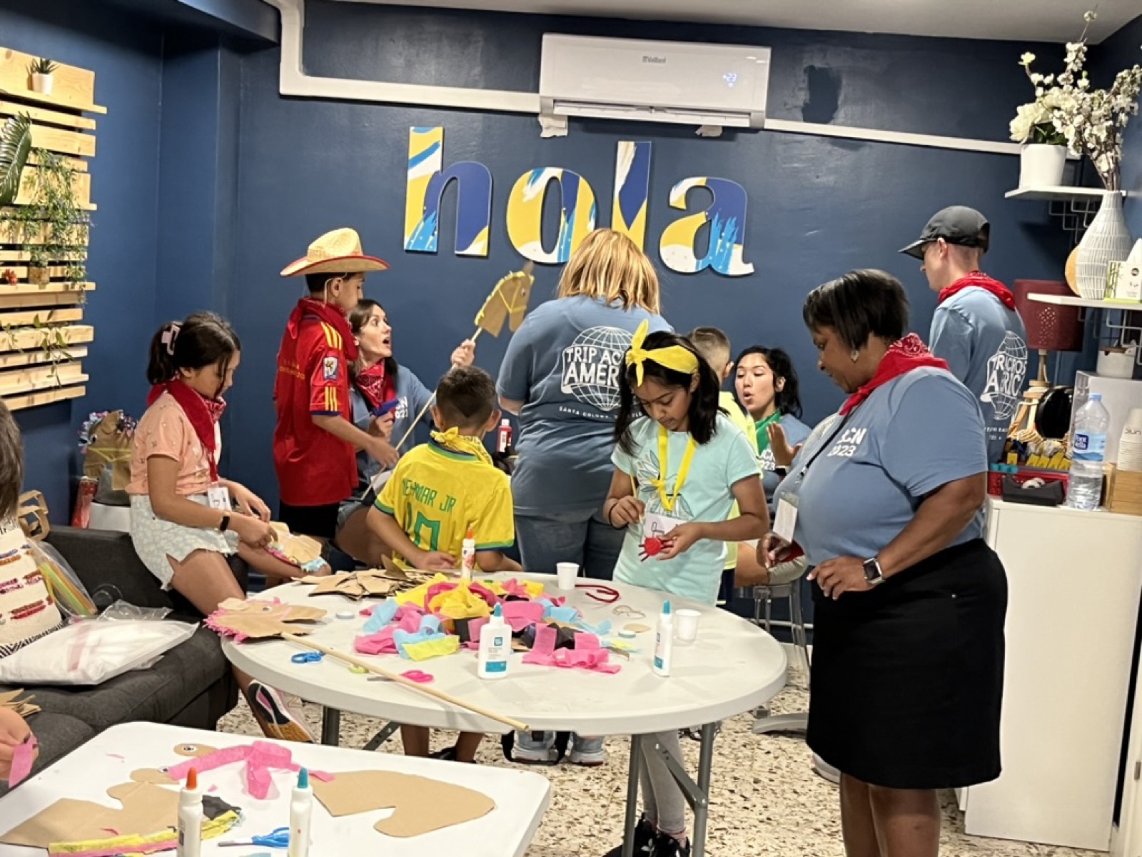 Niños y familias haciendo manualidades durante una actividad comunitaria